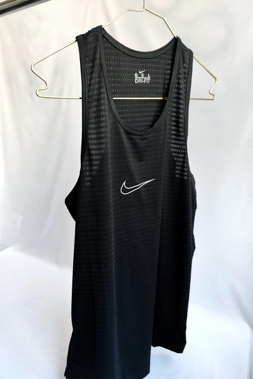 تاپ ورزشی سوزنی زنانه مشکی برشدار