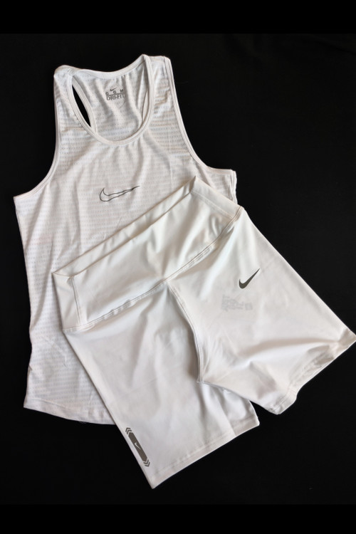 خرید آنلاین ست تاپ ورزشی سوزنی زنانه و لگ کوتاه سفید برشدار